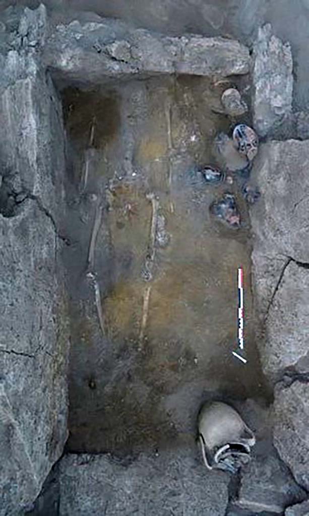 HG31A Pompeii. Tomb of a Samnite Woman. 2015. 
The tomb contained the skeleton of a woman lying on her back, surrounded by twelve red-figure Attica-style vases with red motifs on a black background and an amphora.
The head was presented to the north-east.
Photograph © Parco Archeologico di Pompei.