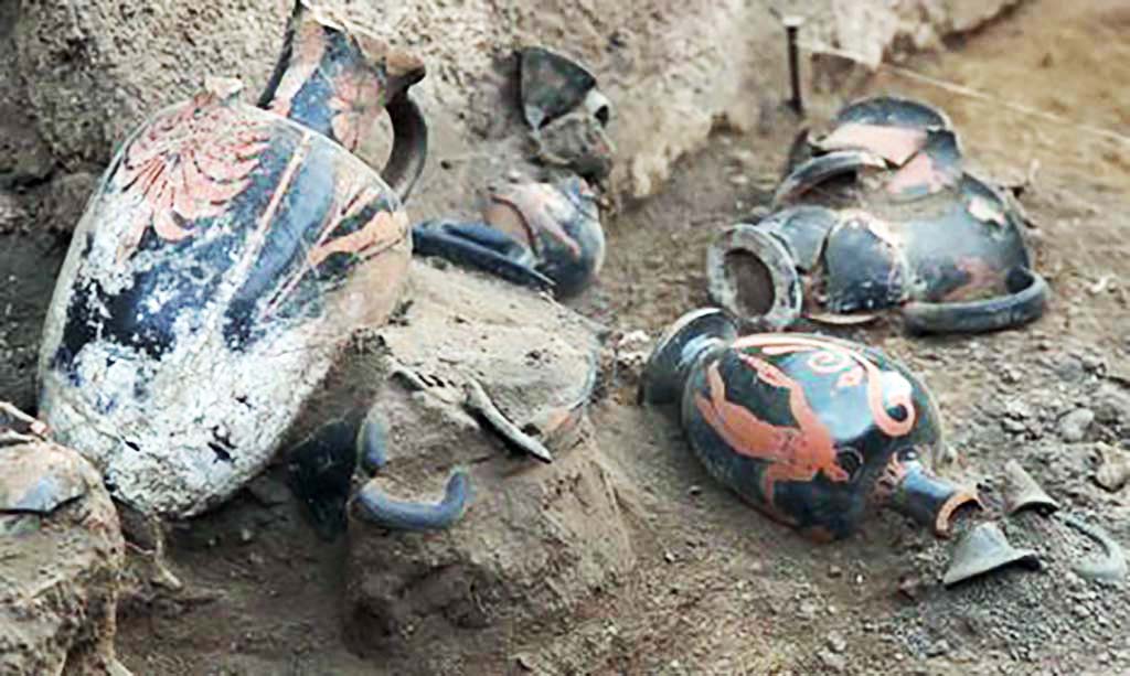 HG31A Pompeii. Tomb of a Samnite Woman. 2015. Red-figure Attica-style vases with red motifs on a black background.
Twelve locally-made vases in the Attica style were found close to the body. 
Photograph © Parco Archeologico di Pompei.