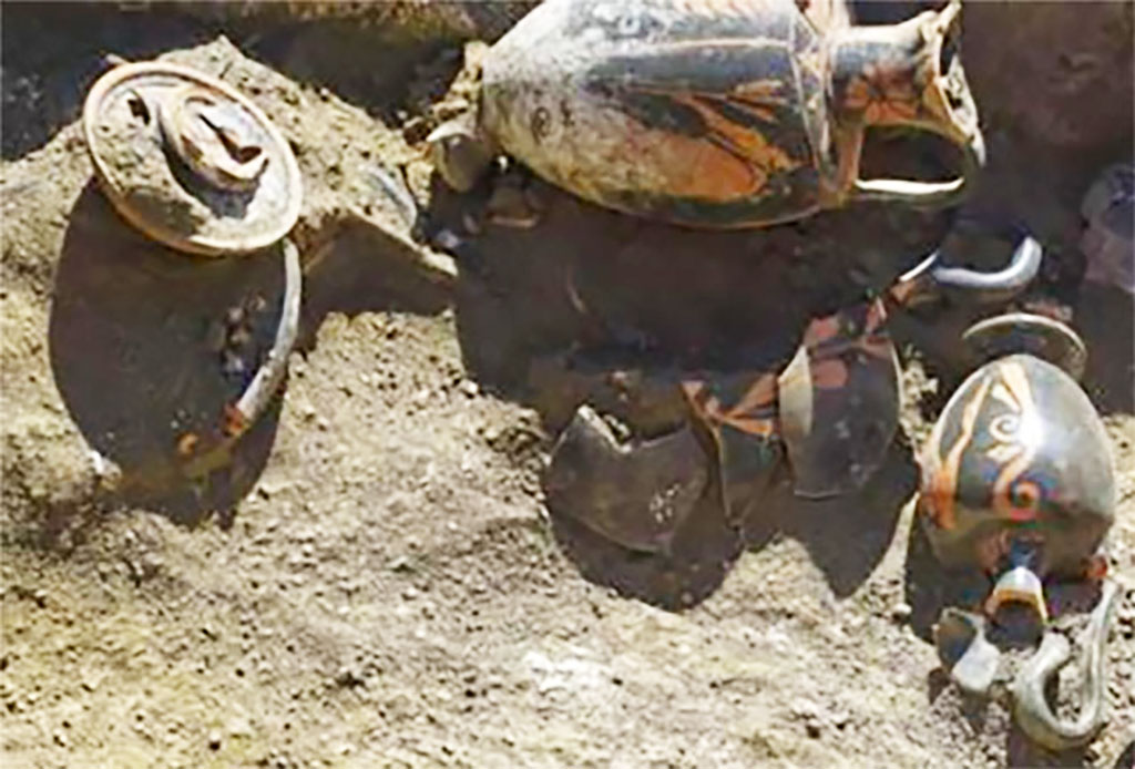 HG31A Pompeii. Tomb of a Samnite Woman. 2015. Twelve red-figure Attica-style vases with red motifs on a black background were found.
A first lot was deposited to the east of the burial, near the upper part of the body. It consists of a lékanè composed of a receptacle and its lid. 
The latter was covered with a red-figured lecythus. 
There was also an oenochoè, a red-figure amphora, a skyphos and a canthare with a monochrome overpainted decoration, as well as a second lecythus.
(See CEFR 1581 and below) Para. 44, Fig. 26.
Un premier lot a été déposé à l’est de la sépulture, à proximité de la partie supérieure du corps. 
Il est constitué d’une lékanè composée d’un réceptacle et de son couvercle. 
Ce dernier était recouvert d’un lécythe à figures rouges. 
Il y avait également une oenochoè, une amphore à figures rouges, un skyphos et un canthare à décor surpeint monochrome, ainsi qu’un deuxième lécythe.
(Voir CEFR 1581 et ci-dessous) Para. 44, Fig. 26.
Photograph © Parco Archeologico di Pompei.