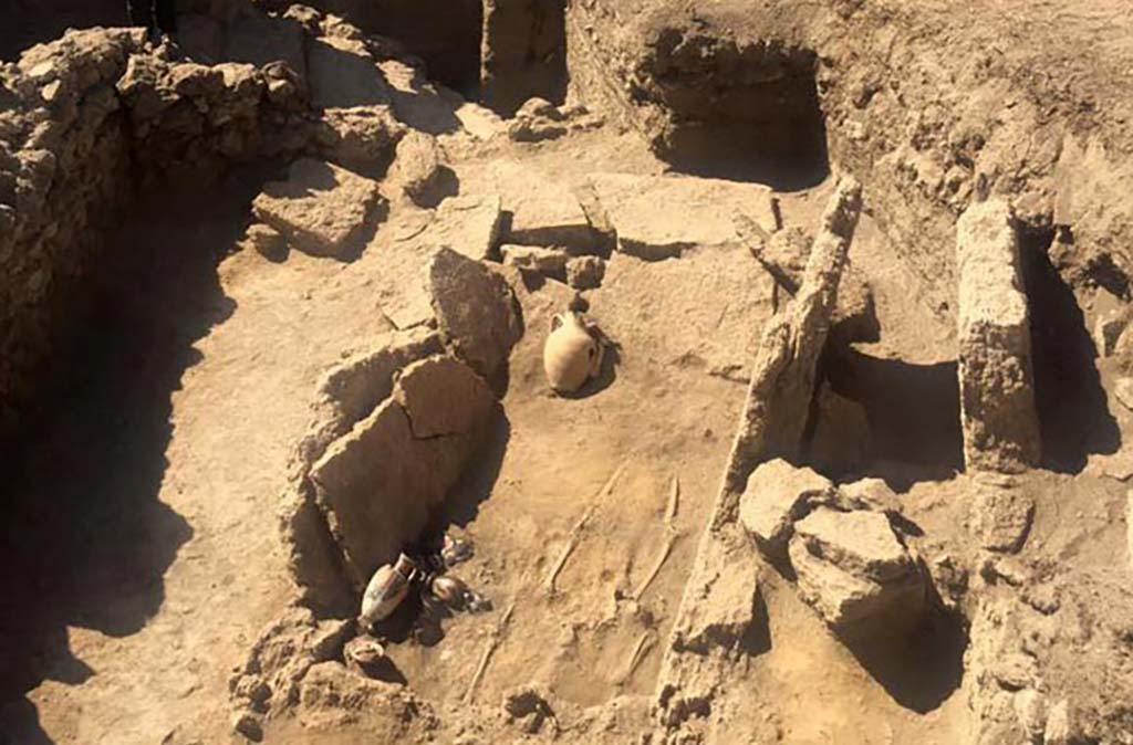 HG31A Pompeii. Tomb of a Samnite Woman. 2015. Tomb dating from 4th century BC.
According to Laetitia Cavassa, a few Samnite tombs were uncovered in the same area in the 19th century.
According to documents from that time, they were smaller, consisting of a cavity, a body and a few offerings that we have lost trace of. 
Other tombs were excavated in 1979, but they were more recent. 
Here we have a complete ensemble dating from the 4th century BC, which is extraordinary, even if some of the blocks are damaged.
See https://news.cnrs.fr/articles/a-rare-pre-roman-tomb-surfaces-in-pompeii 
Photograph © Parco Archeologico di Pompei.