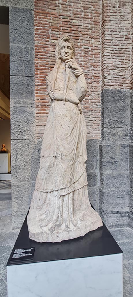 HGE39 Pompeii. April 2023. 
Statue of a woman with a veil over her head, (inv. 243736) perhaps from Herculaneum Gate tombs. 
Now on display in “Campania Romana” gallery in Naples Archaeological Museum.
Photo courtesy of Giuseppe Ciaramella.