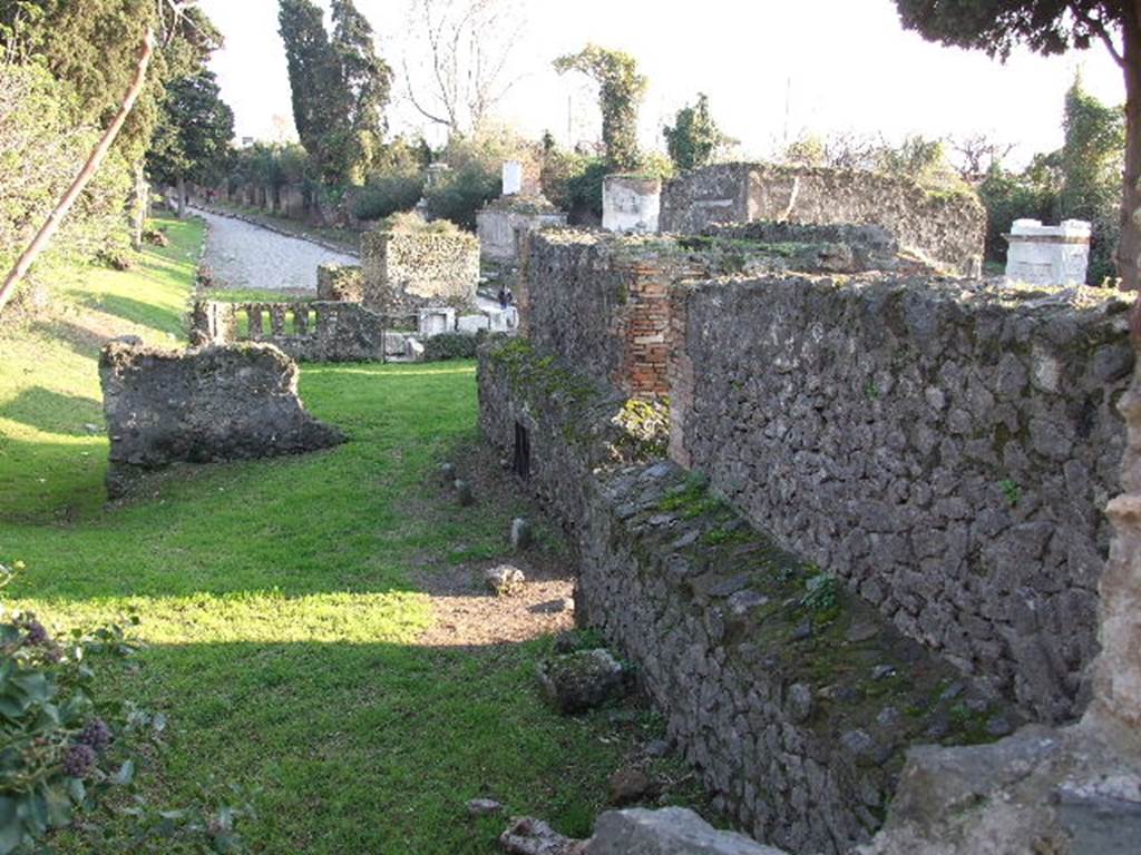 HGE43 Pompeii. December 2006.  Looking east along north side.