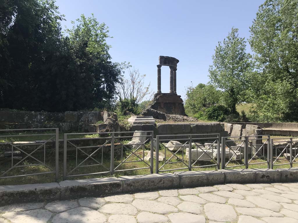 HGW02 Pompeii, on left. HGW03, centre, and HGW04, on right. April 2019. Looking west.
Photo courtesy of Rick Bauer.