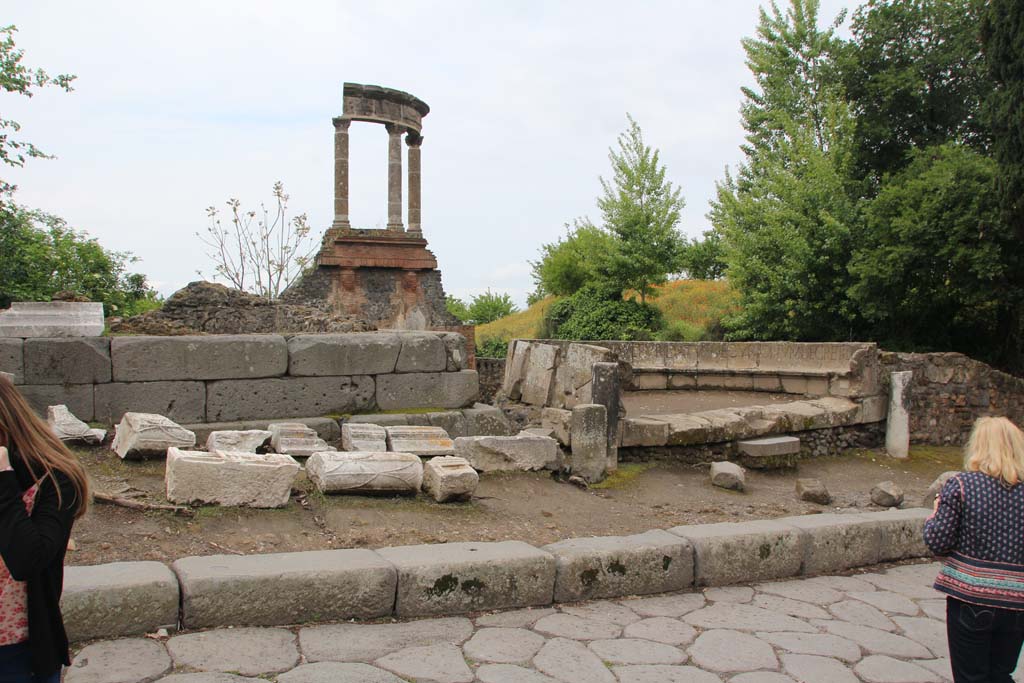 HGW03, Pompeii, on left, and HGW04, on right. April 2014. Looking west.
Photo courtesy of Klaus Heese.
