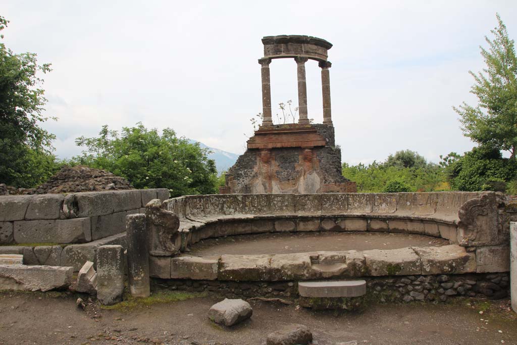 HGW04 Pompeii. April 2014. Looking west towards the schola tomb of Mamia, on right. Photo courtesy of Klaus Heese.