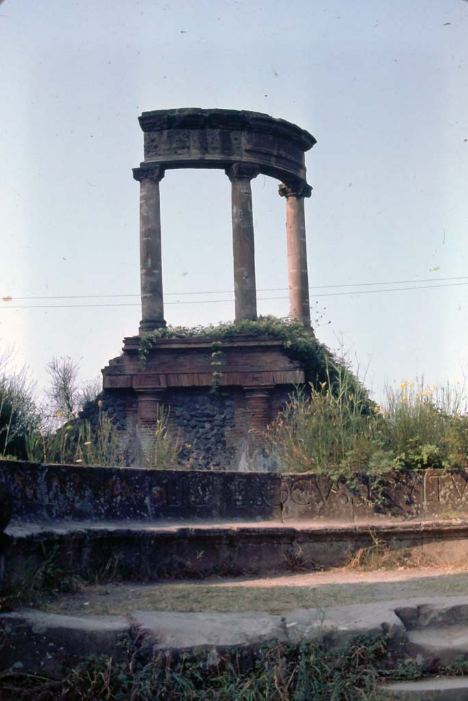 HGW04 Pompeii. 8th August 1976. Schola tomb of Mamia, in foreground.
Photo courtesy of Rick Bauer, from Dr George Fay’s slides collection.