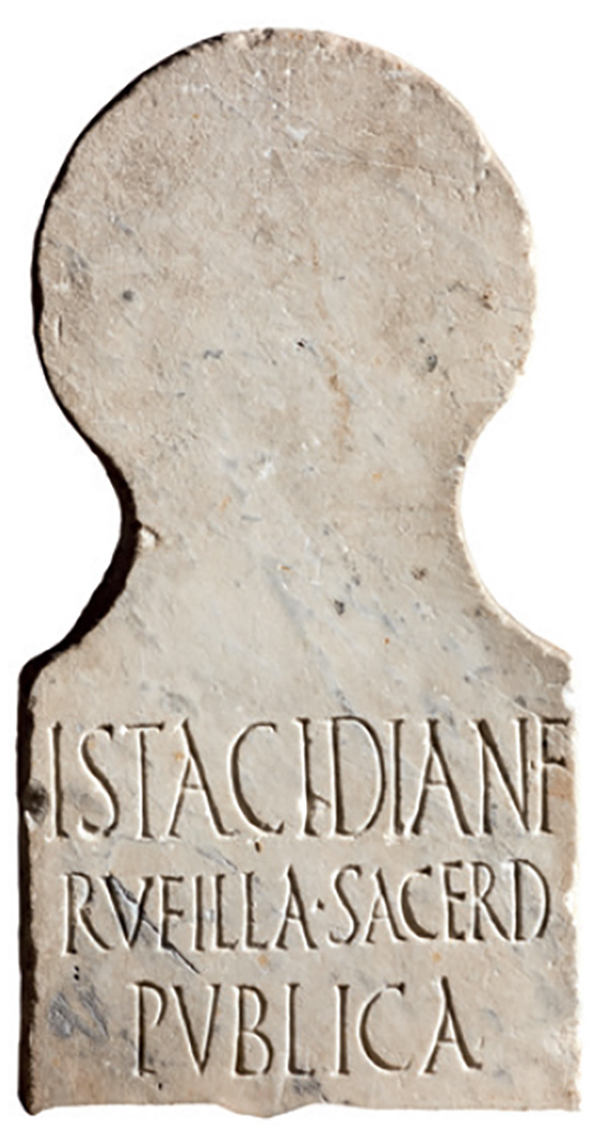 HGW04a Pompeii. Found 1763. Cippus with inscription to ISTACIDIA N F RVFILLA SACERD PUBLICA.
Istacidia Numeri filia Rufilla sacerdos publica.
She was probably a priestess of Venus.
See Torelli M, 1996. Donne, domi nobiles ed evergeti a Paestum tra la fine della Repubblica e l’inizio dell’Impero. Centre Jean Bérard, S. 5 Note 26.
https://books.openedition.org/pcjb/2682#tocfrom1n5
Now in Naples Archaeological Museum. Inventory number 3918.