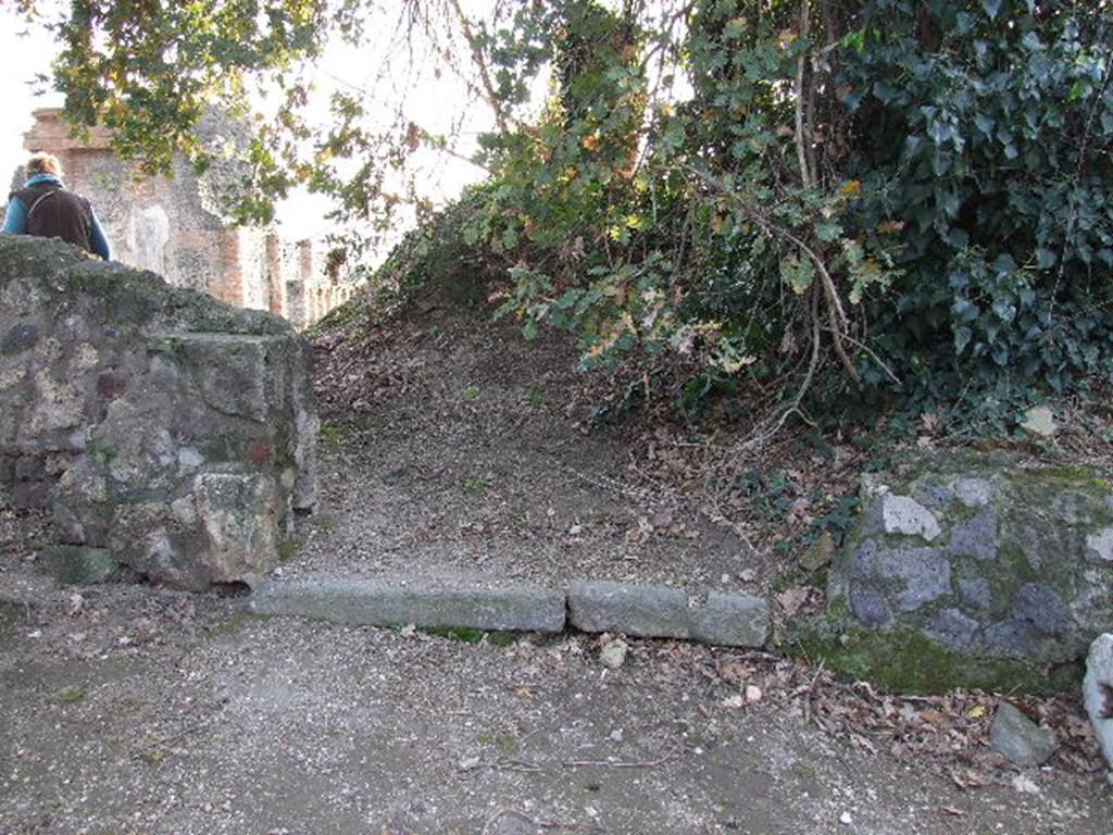 HGW05 Pompeii, entrance in centre. December 2007. The stone wall on left has been built across the Via Pomeriale.