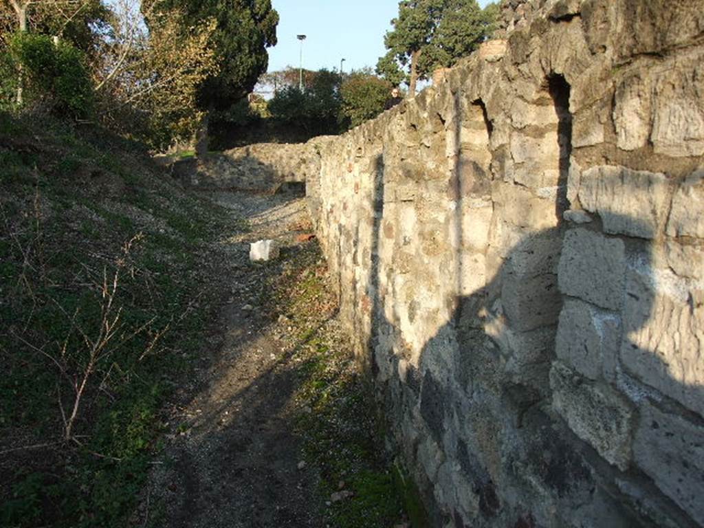 HGW05 Pompeii, December 2007. Looking east between the buried HGW05 and HGW04a on right.