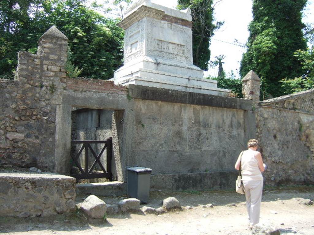 HGW22 Pompeii. May 2006. Front of tomb, looking west.