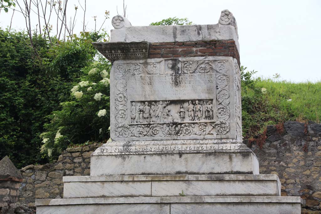 HGW22 Pompeii. May 2006. Front of tomb, looking west.