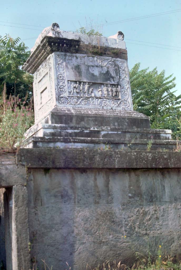 HGW22, Pompeii. August 1976. Looking west towards front of tomb on Via dei Sepolcri.
Photo courtesy of Rick Bauer, from Dr George Fay’s slides collection.