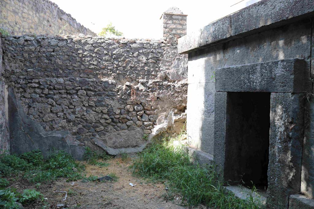 HGW22 Pompeii. September 2019. Entrance doorway to tomb chamber on west side of base. Photo courtesy of Aude Durand.