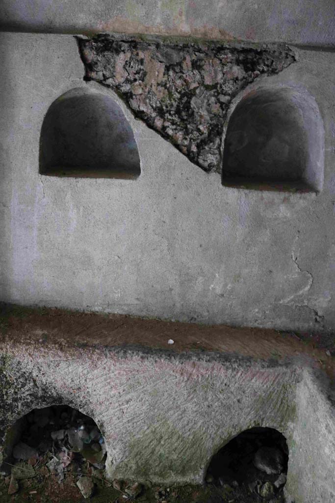 HGW22 Pompeii. September 2019. 
North wall, detail of two upper niches, shelf and two lower recesses. Photo courtesy of Aude Durand.