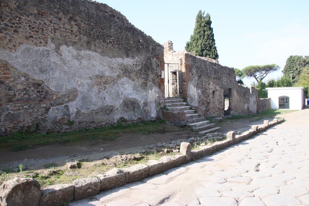 Via dei Sepolcri, west side, Pompeii. October 2023. 
Doorway to Villa of Diomedes at top of steps, followed by doorway into HGW25, part of Villa. Photo courtesy of Klaus Heese.