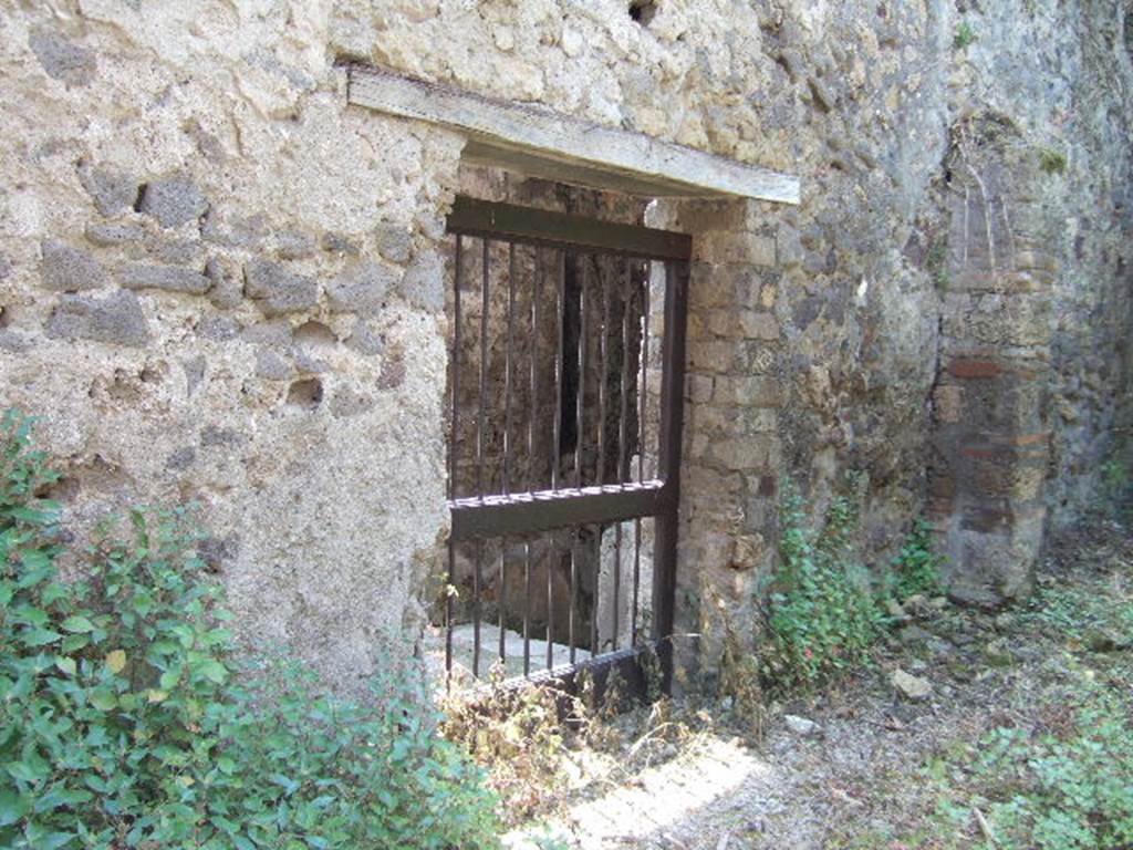 HGW25 Pompeii. May 2006. South wall with doorway to corridor leading to lower levels of main dwelling.
