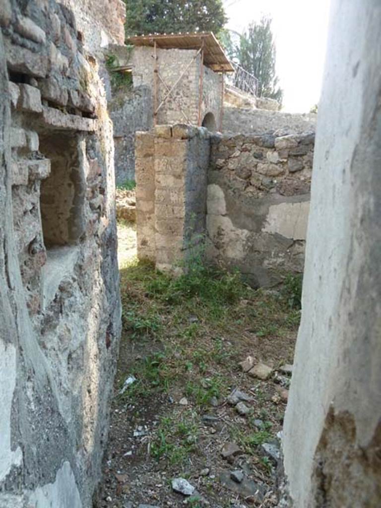 HGW25 Pompeii. September 2015. Looking west across room with lararium niche in south wall.