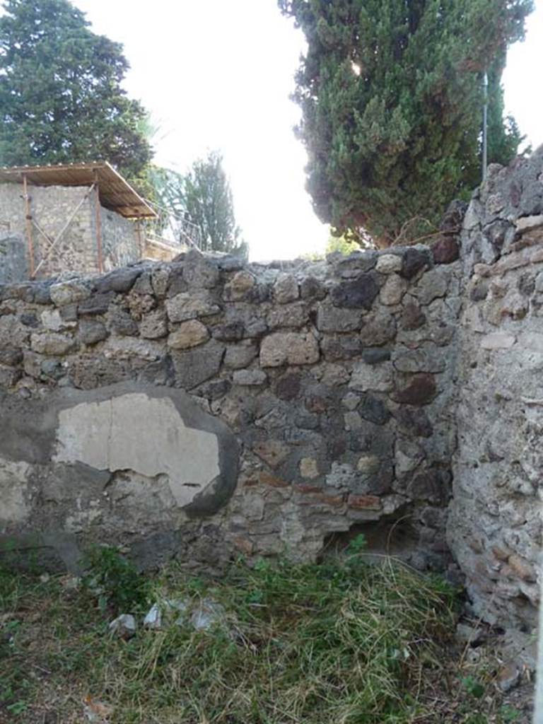 HGW25 Pompeii. September 2015. West wall and north-west corner of room with lararium.