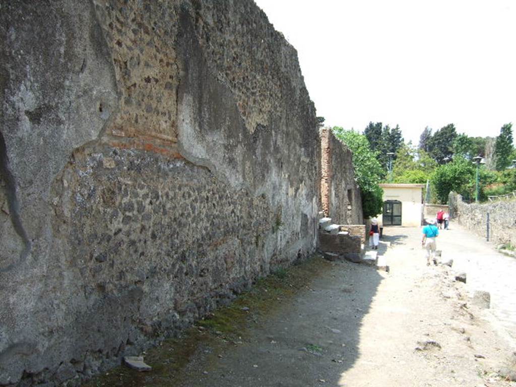 Via dei Sepolcri, Pompeii, May 2006. Looking north towards steps of entrance HGW24 and just beyond doorway of entrance HGW25.