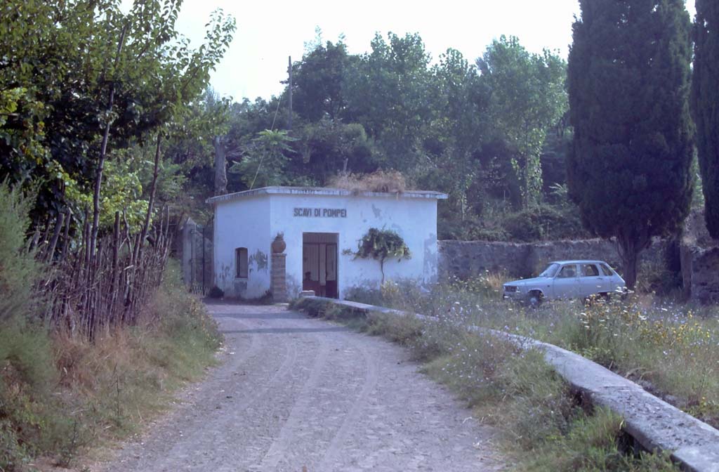 Via dei Sepolcri, Pompeii (north end). August 1976. 
Looking  towards one of the original entrances, at the north side of Villa of Diomedes.
Photo courtesy of Rick Bauer, from Dr George Fay’s slides collection.