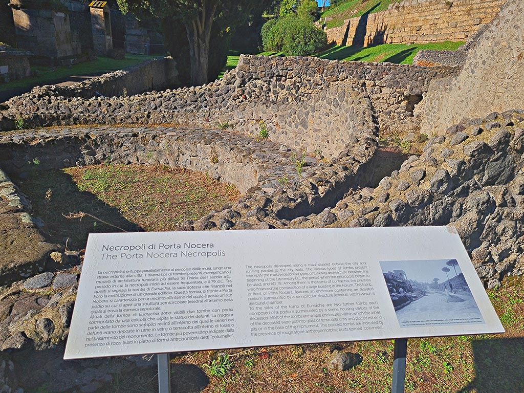 Pompeii Porta di Nocera. October 2024. 
Information card on south-west side of gate at junction with Via delle Tombe. Photo courtesy of Giuseppe Ciaramella.