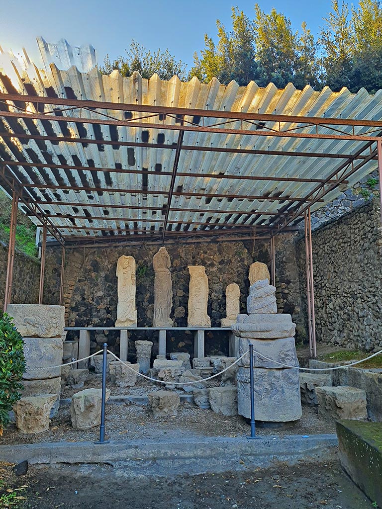 Pompeii Porta Nocera. October 2024. 
Statues stored on south side of Via delle Tombe. Photo courtesy of Giuseppe Ciaramella.