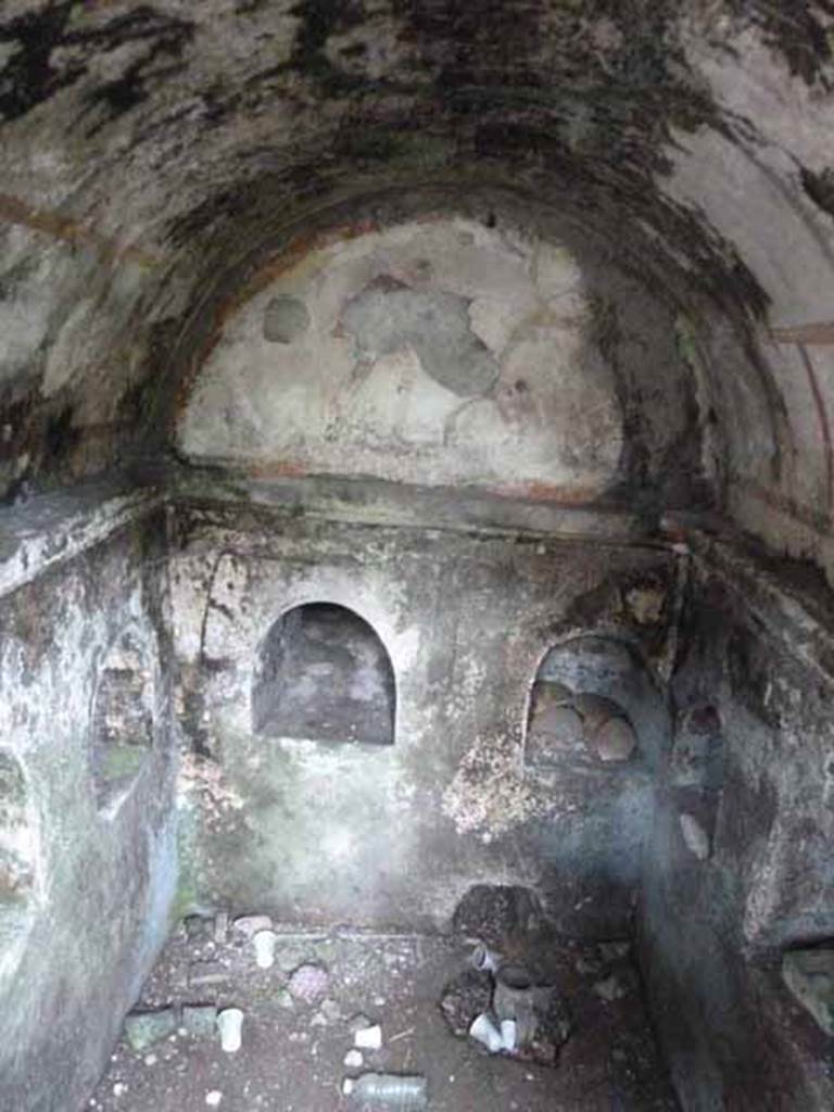 Pompeii Porta Nocera. May 2010. Tomb 2EN, south wall of interior. 
On the upper inside rear wall was a painting of a hunt scene with a youth with a spear attacking a boar. 
The youth’s head and legs are just visible (on the left) as well as the head and front of the boar (on the right).