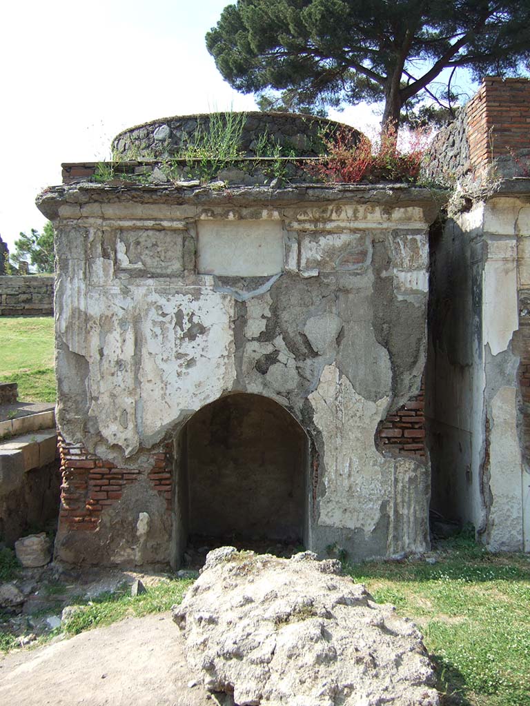 Pompeii Porta Nocera. May 2006. Tomb 4EN, tomb of L. Cellius, south side.