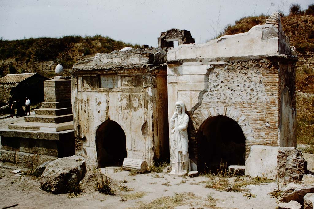 Pompeii Porta Nocera. 1959. Via delle Tombe, looking north to 2EN, 4EN, and 6EN with statue. Photo by Stanley A. Jashemski.
Source: The Wilhelmina and Stanley A. Jashemski archive in the University of Maryland Library, Special Collections (See collection page) and made available under the Creative Commons Attribution-Non Commercial License v.4. See Licence and use details.
J59f0467