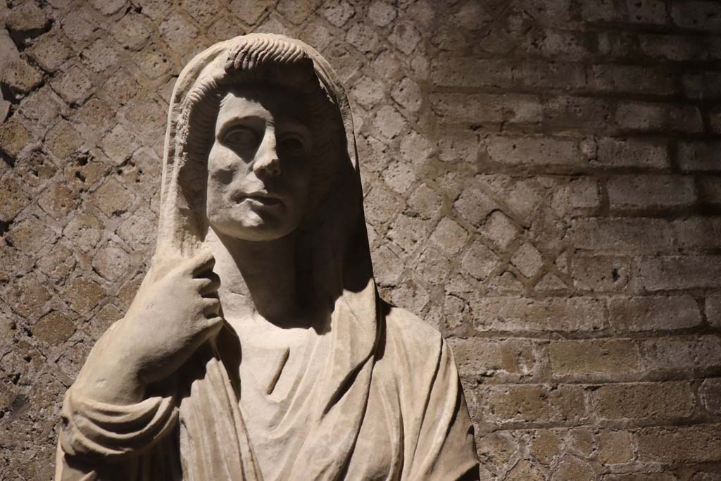 Pompeii Porta Nocera, Tomb 6EN. February 2021. 
Detail from Limestone funerary statue of a woman, on display in Antiquarium. Photo courtesy of Fabien Bièvre-Perrin (CC BY-NC-SA).