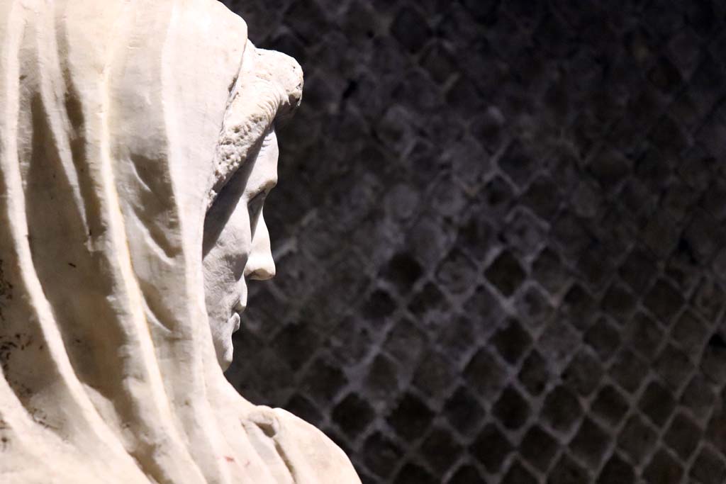 Pompeii Porta Nocera, Tomb 6EN. February 2021. 
Detail from Limestone funerary statue of a woman, on display in Antiquarium. Photo courtesy of Fabien Bièvre-Perrin (CC BY-NC-SA).