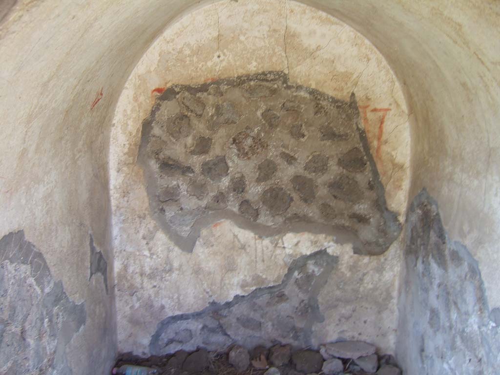 Pompeii Porta Nocera. May 2006. 
Tomb 6EN, large niche at front. Looking north. Electoral inscriptions were found on the east wall of the niche arch.