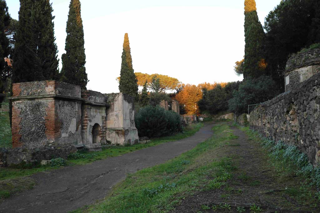 Pompeii Porta Nocera. December 2018. 
Looking north-east along Via delle Tombe with 10EN, 12EN and 14EN, on left. Photo courtesy of Aude Durand.