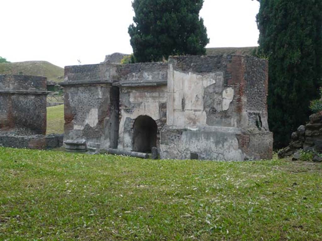 Pompeii Porta Nocera. May 2011. Via delle Tombe, looking north-west to 10EN, 12EN and 14EN.
Photo courtesy of Buzz Ferebee.
