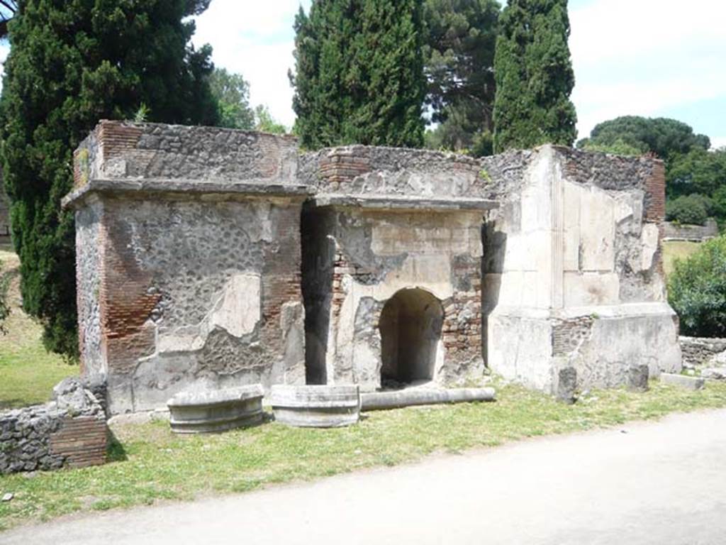 Pompeii Porta Nocera. May 2011. Via delle Tombe, looking north to 10EN, 12EN and 14EN.
Photo courtesy of Buzz Ferebee.