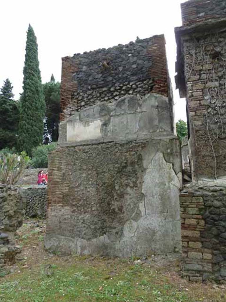 Pompeii Porta Nocera. May 2010. Tomb 14EN, rear north side. Looking south.