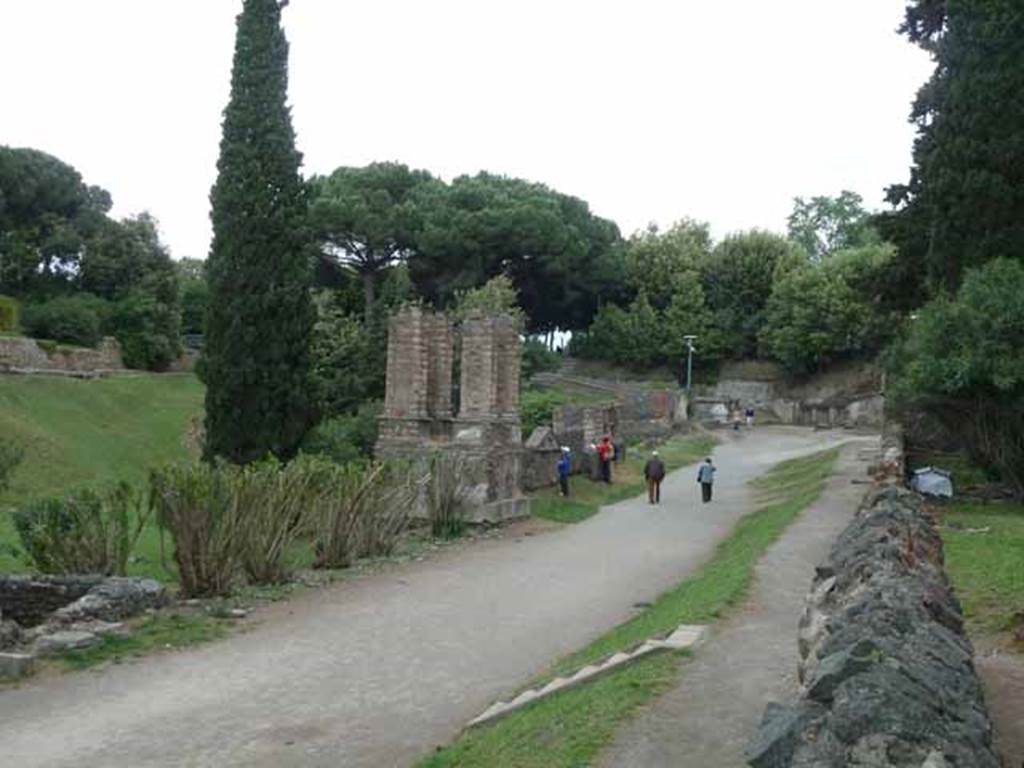 Pompeii Porta Nocera. May 2010. Via delle Tombe, looking east from near 16EN, on the left.