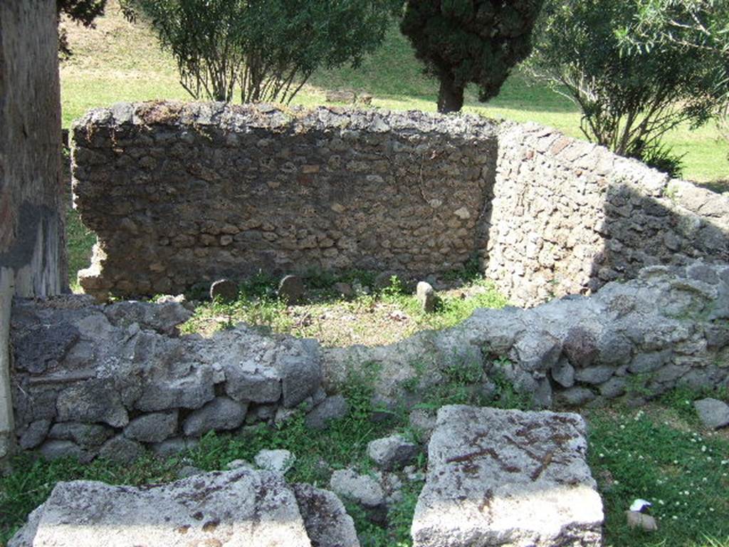 Pompeii Porta Nocera. May 2006. Tomb 16EN, tomb of Numerius Alleius Auctus. 
Nine columelle were found.  Six were identified as for a male and three for a female.
Only one columella of marble had an inscription on it
N(umerio) ALLEIO 
AVCTO.
