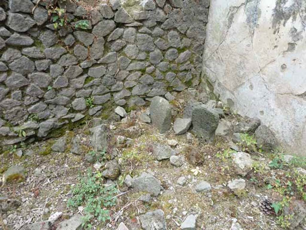 Pompeii Porta Nocera. May 2010. Tomb 16EN, south-west corner.