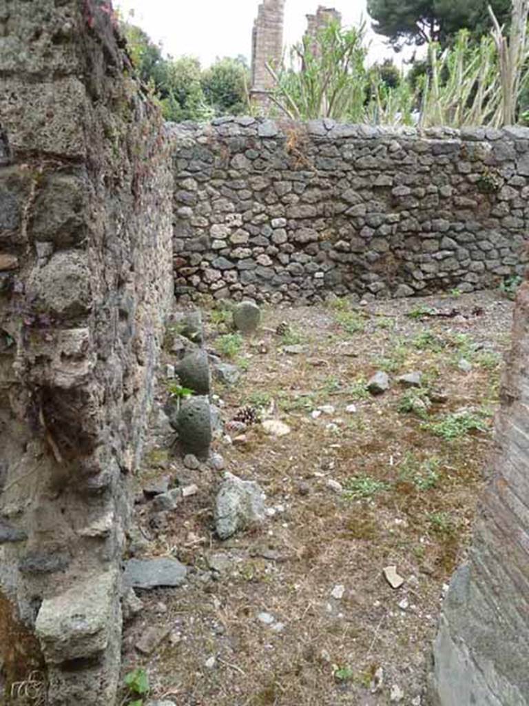 Pompeii Porta Nocera. May 2010. Tomb 16EN, looking east along north wall.
