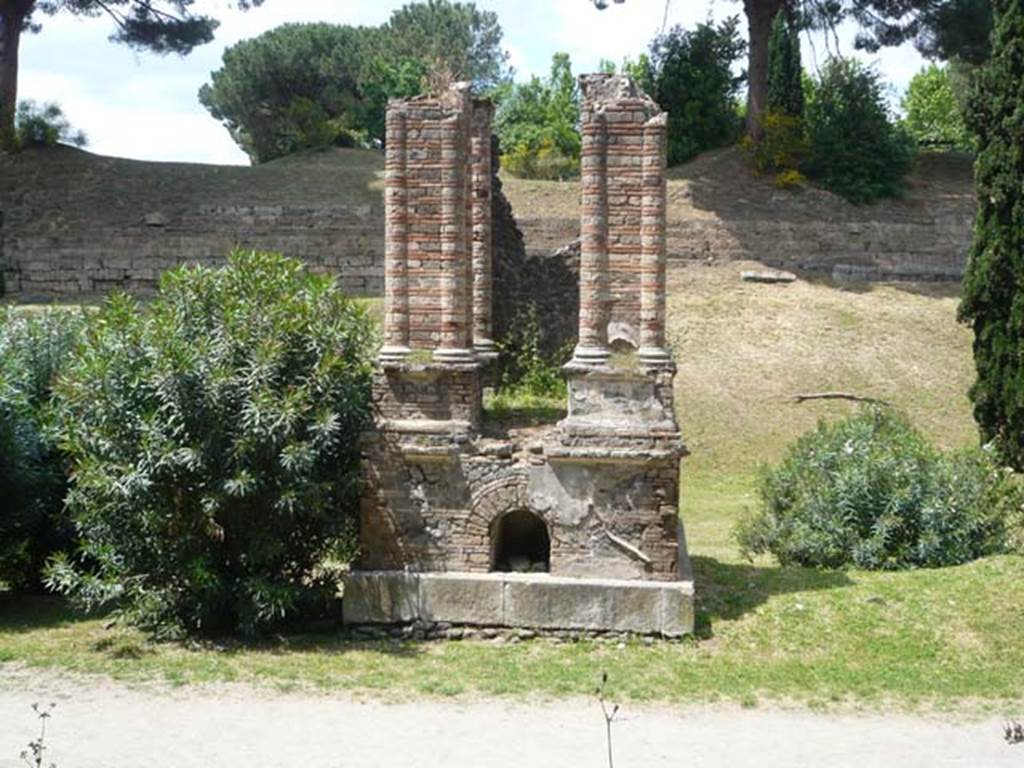 Pompeii Porta Nocera. Tomb 20EN. May 2011. Tetrapylon tomb.
Photo courtesy of Buzz Ferebee.