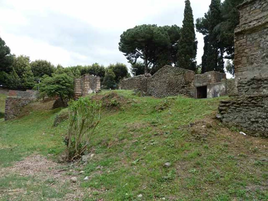 Pompeii Porta Nocera. May 2010.
Looking east along the rear of the tombs, from rear of 20EN.