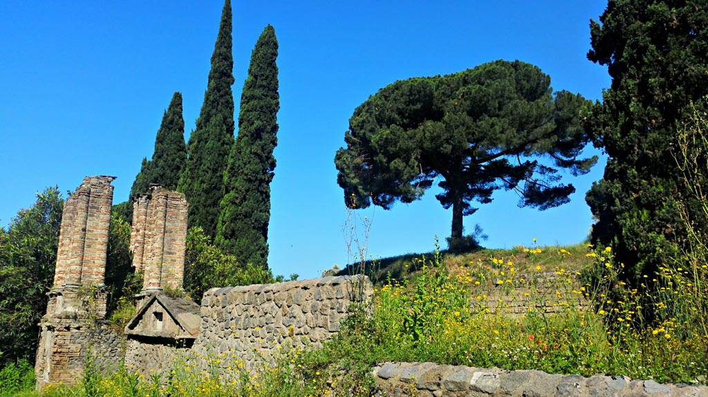 Pompeii Porta Nocera. 2016/2017. 
Tombs 20EN (left) and 22EN (next to it). Looking west along Via delle Tombe. Photo courtesy of Giuseppe Ciaramella.