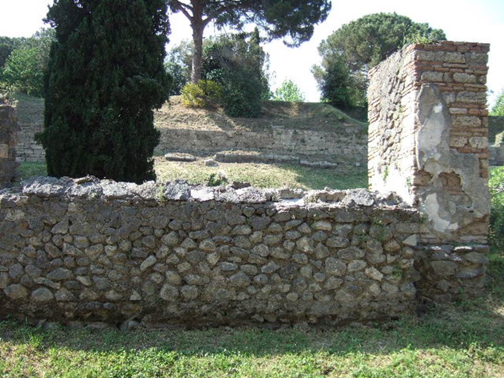 Pompeii Porta Nocera. Tomb 26EN (left) and side of 28EN.  May 2006.
A columella for a male was found inside tomb 26EN. There was no inscription.