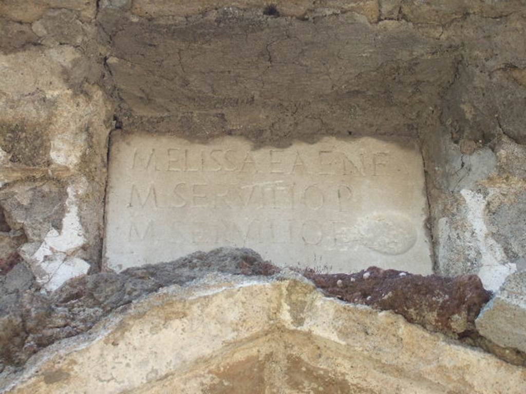 Pompeii Porta Nocera.  May 2006. Tomb 30EN, marble plaque with inscription:
MELISSAEAE  N(umeri)  F(iliae) 
M(arco)  SERVILIO  P(atri)
M(arco)  SERVILIO  F(ilio)