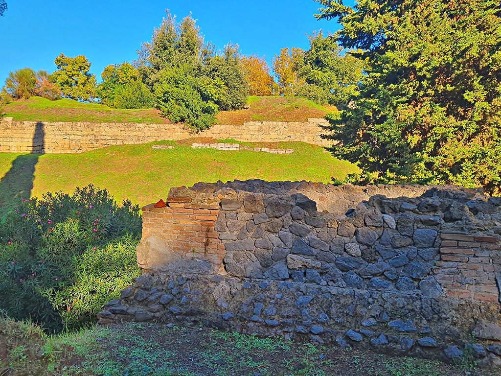 Pompeii Porta Nocera tombs. October 2024. 
Tomb 32EN, looking north from Via delle Tombe towards City Walls. Photo courtesy of Giuseppe Ciaramella.