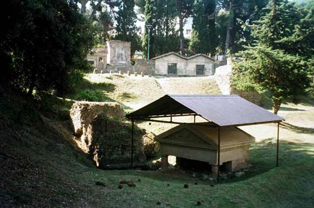 Pompeii Porta Nocera. Tomb 34aEN. July 2010. Looking south towards the Via delle Tombe. Photo courtesy of Rick Bauer.