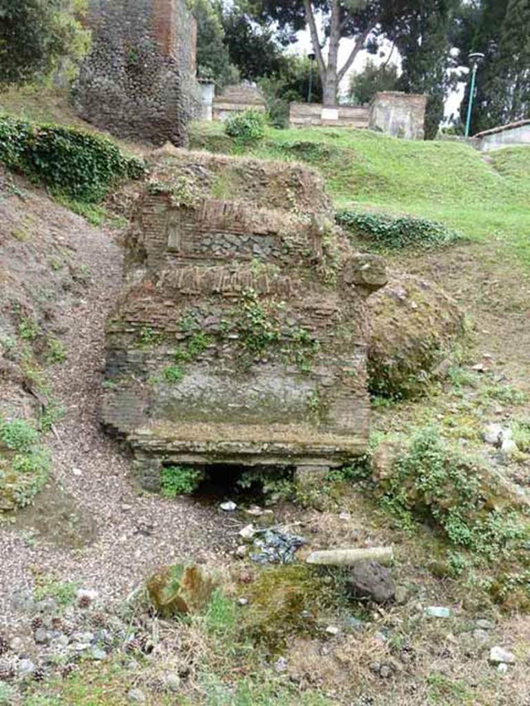 Pompeii Porta Nocera. Tomb 34aEN. May 2010. Ruined tomb, looking south.