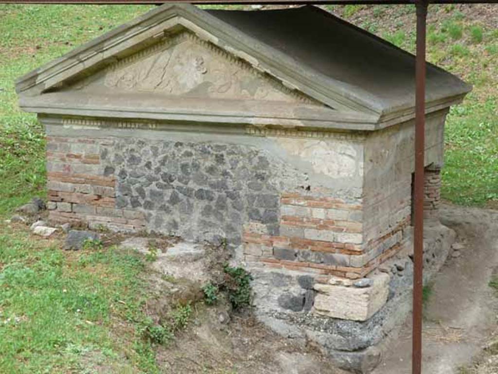 Pompeii Porta Nocera. May 2010. Tomb 34aEN. West side of aedicula on podium.