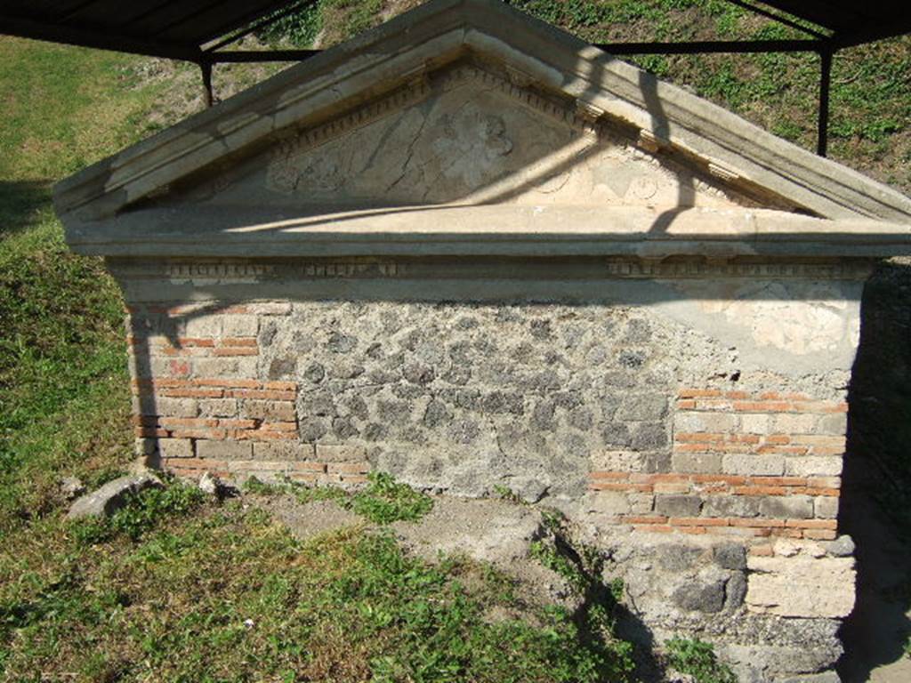 Pompeii Porta Nocera. May 2006. Tomb 34aEN. West side of top aedicula.